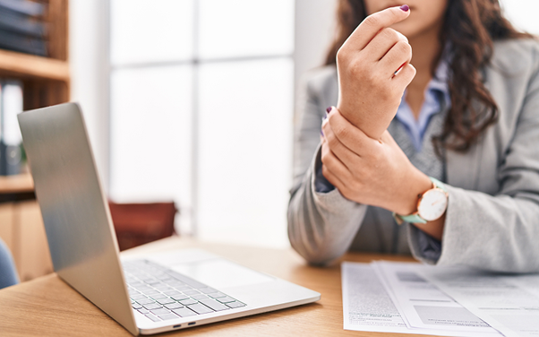 How Office Workers Can Manage Carpal Tunnel Syndrome